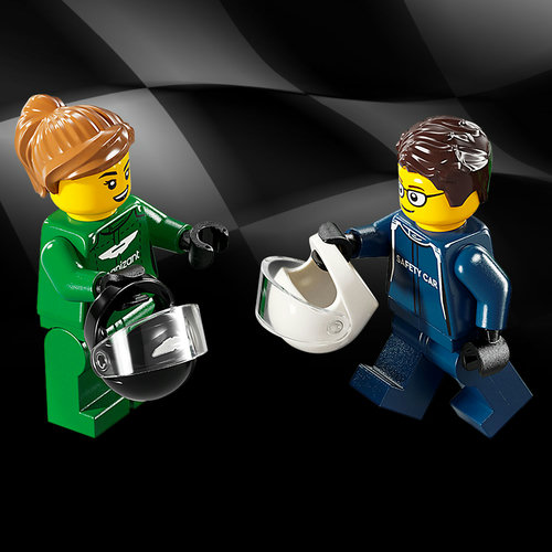 Close-up das duas minifiguras do LEGO 76925: piloto AMR23 com macacão verde Cognizant Aston Martin e motorista do safety car com macacão azul, ambos segurando capacete
