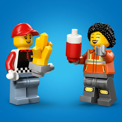 Minifiguras LEGO City segurando cone de batatas e garrafa de ketchup do set 60488