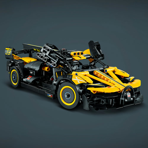 Vista 3/4 alta do Bugatti Bolide LEGO 42151 mostrando o aerofólio traseiro em X, decal W16, motor visível e linhas amarelas