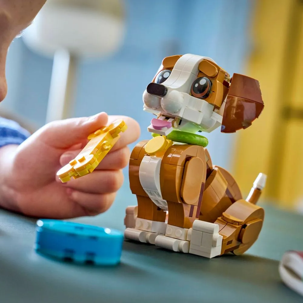 Criança brincando com o cachorrinho LEGO 31382