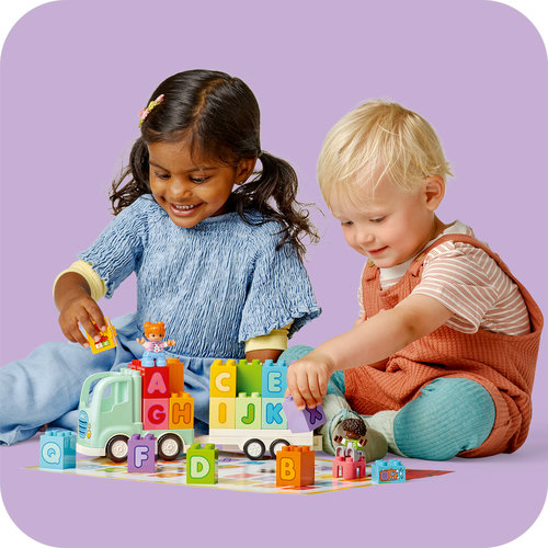 Duas crianças brincando com o LEGO DUPLO Caminhão do Alfabeto 10421