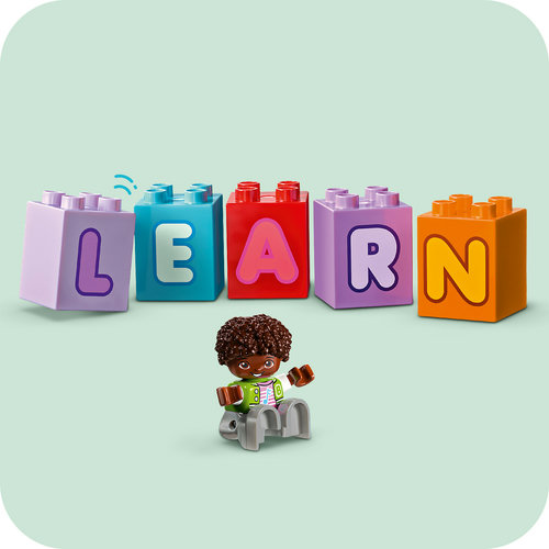 Blocos LEGO DUPLO formando a palavra LEARN com figura ao lado