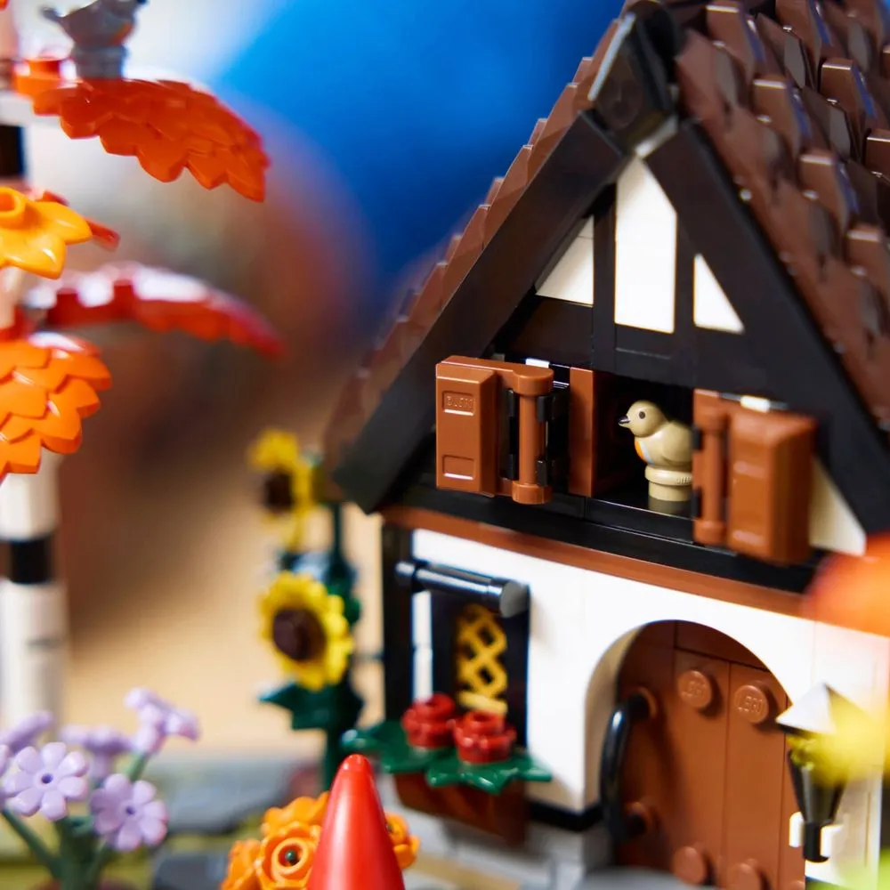 LEGO Icons 11372: close-up cinematográfico do chalé com girassóis e pássaro na sacada superior