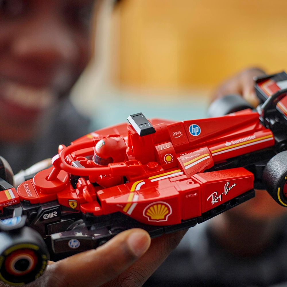 Minifigura piloto Ferrari com moletom oficial e capacete