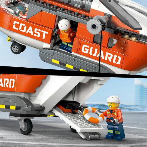 Close-up da escotilha de carga do helicóptero LEGO 60503 com socorrista segurando salva-vidas