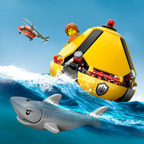Cápsula de resgate amarela do LEGO 60503 numa onda do mar com tubarão circulando ao redor