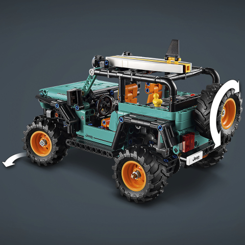 Vista traseira do Jeep Wrangler mostrando estepe e bagageiro