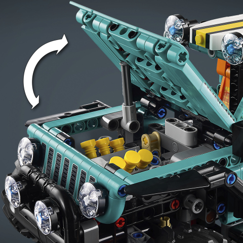 Capô do Jeep Wrangler aberto mostrando motor detalhado em LEGO