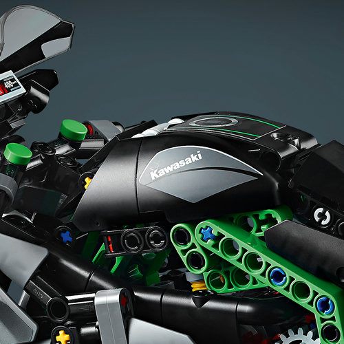 Tanque preto espelhado com decal Kawasaki e estrutura verde lime do chassi
