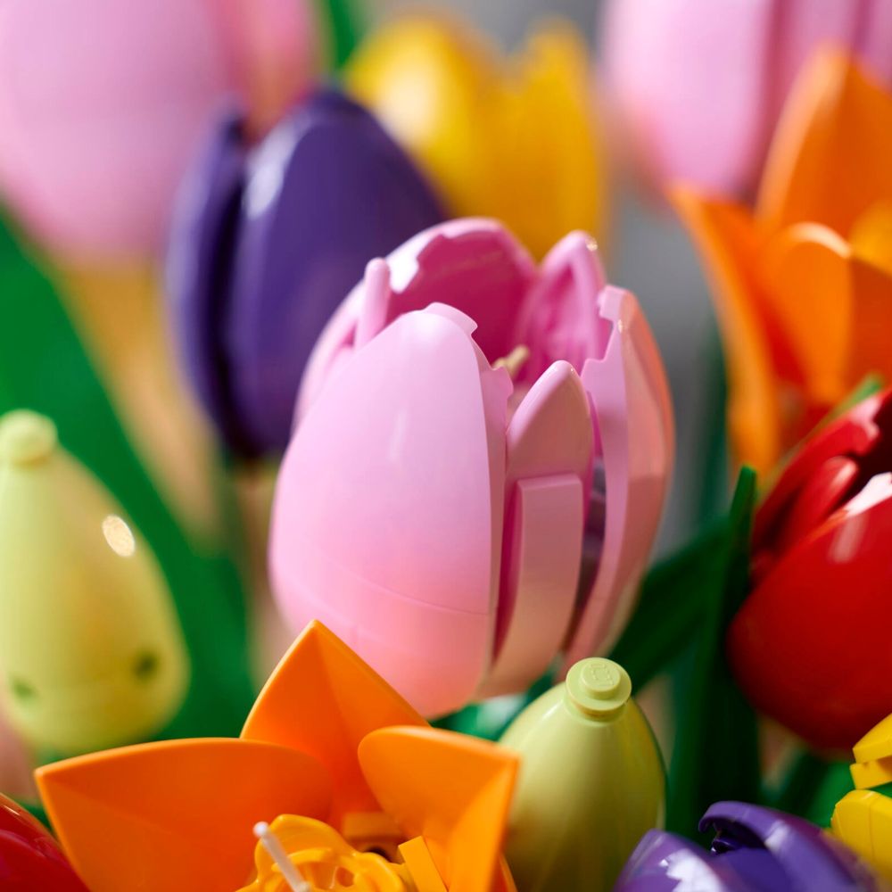 Close-up de uma tulipa rosa do LEGO Botanicals 11501 entre tulipas roxas e amarelas, pétalas em camadas