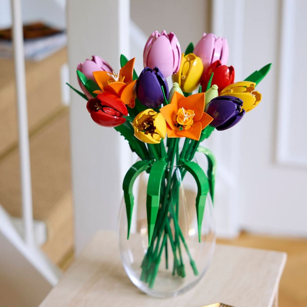 LEGO Botanicals 11501 Buquê de Tulipas montado em vaso de vidro com escada ao fundo, ambiente de hall