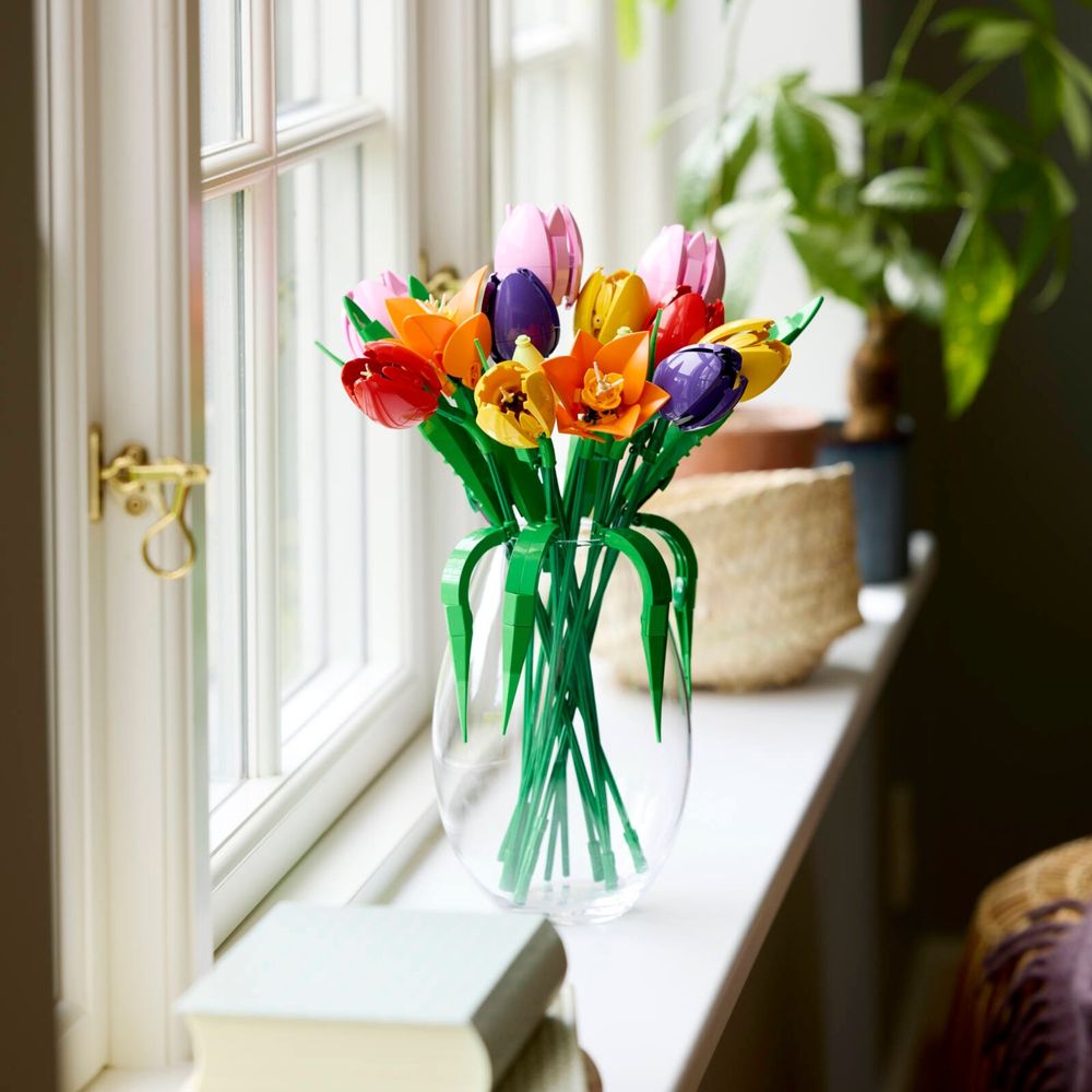 LEGO Botanicals 11501 Buquê de Tulipas em vaso transparente apoiado em peitoral de janela com luz natural