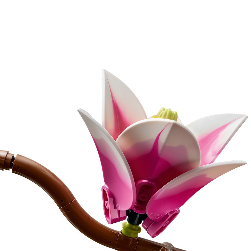 Detalhe macro da flor de magnólia LEGO 11510, pétalas em dois tons de rosa, miolo amarelo dourado