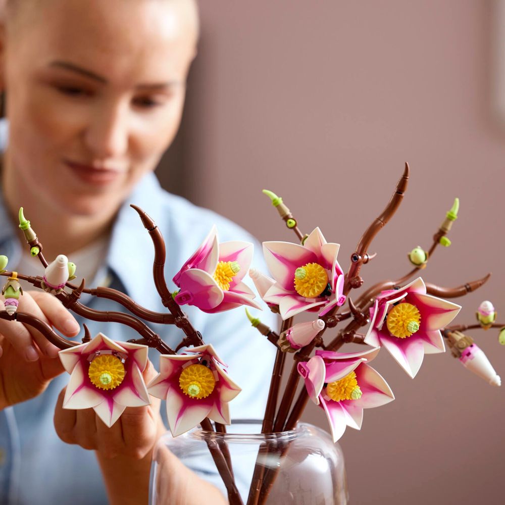 LEGO Botanical 11510 Magnólia montada em ambiente residencial, flores rosa em vaso de vidro