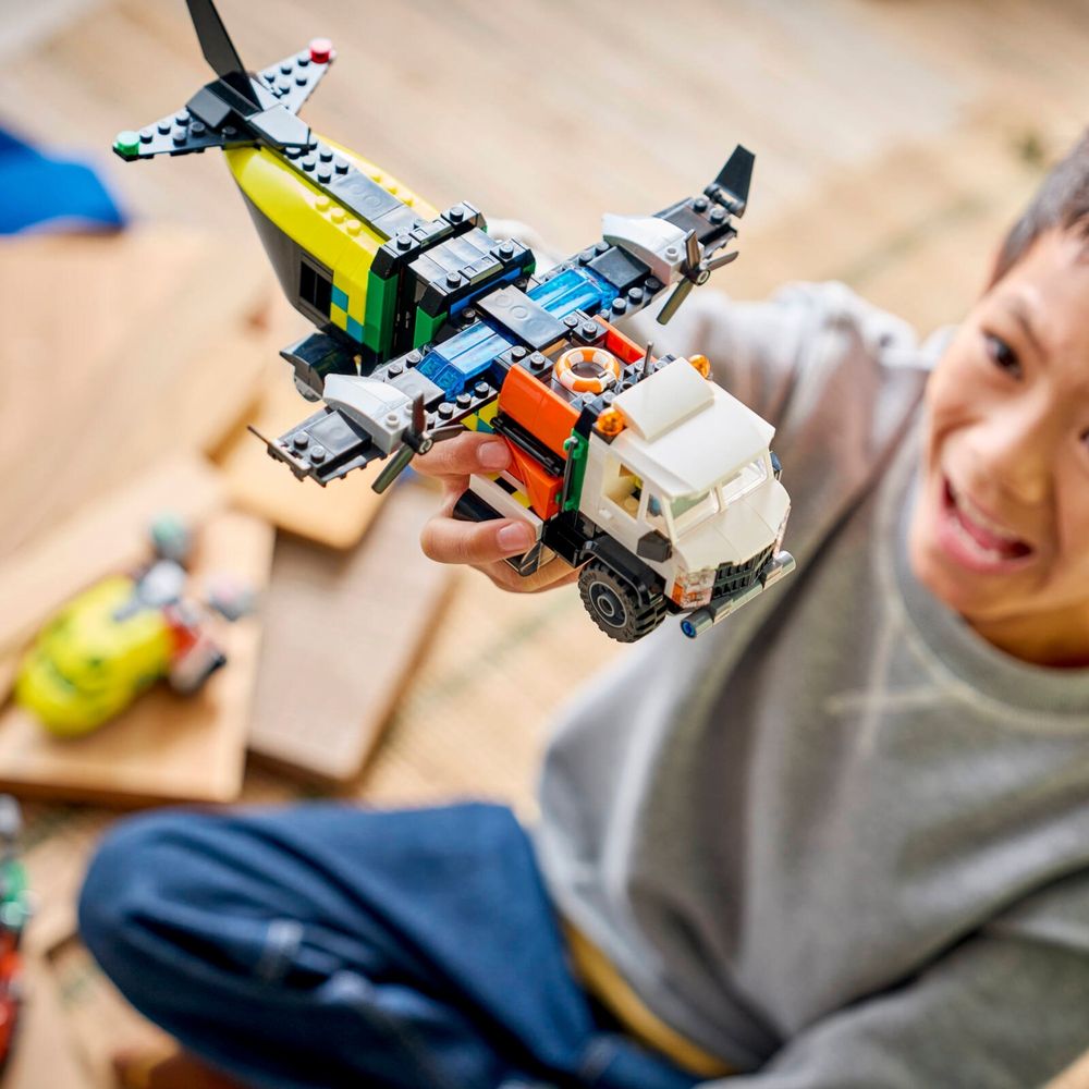 Criança feliz brincando com modelo combinado LEGO City 60505