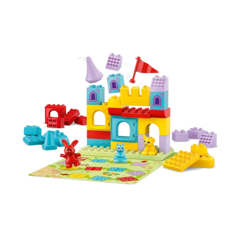 Castelo do Hopsy sendo montado, com peças voando, três personagens e tabuleiro