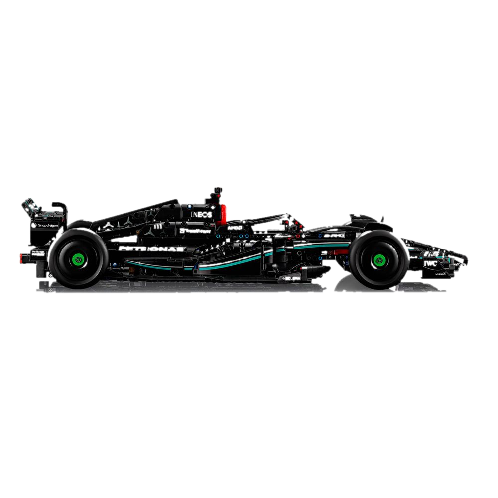 Lateral da W14 mostrando livery Mercedes preta total com PETRONAS turquesa, suspensão wishbone exposta e jantes verde-PETRONAS