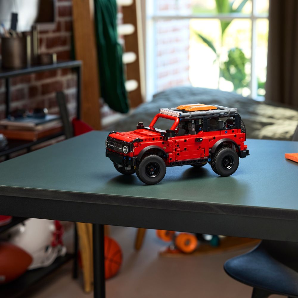 LEGO Technic 42213 Ford Bronco SUV exposto sobre mesa em ambiente residencial