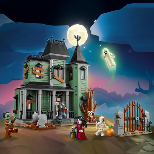 LEGO Creator 31167 Mansão Mal-Assombrada cena à noite: lua cheia, fantasma flutuando ao lado da torre, Vampira segurando lanterna na frente do portão e o Lobisomem ao lado do esqueleto