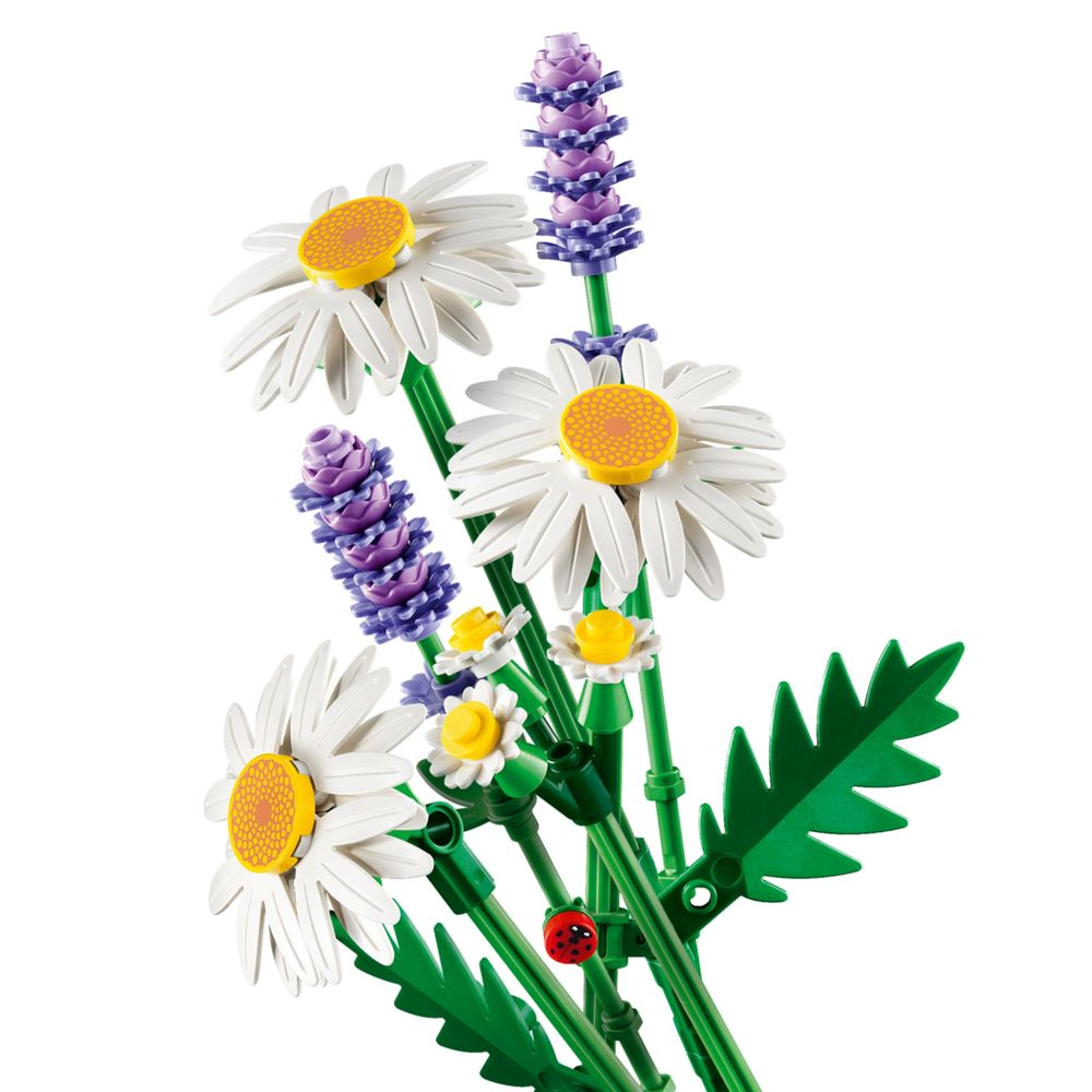 Close das lavandas LEGO Margaridas 11508 em tom roxo com hastes verdes vibrantes