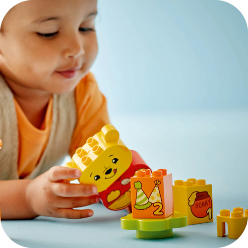 Bebê brincando com peças LEGO DUPLO Festa do Ursinho Pooh