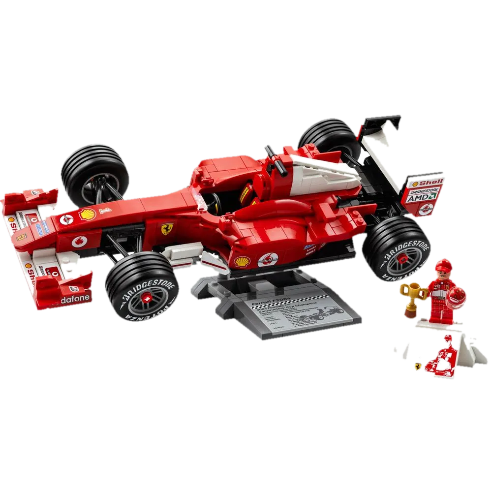 Ferrari F2004 LEGO 11375 sobre a base de display com placa Constructors Cup Champions 2004 e minifigura do Schumacher com troféu