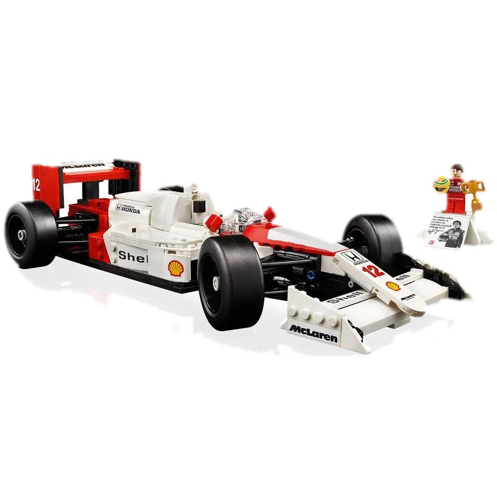 LEGO Icons 10330 McLaren MP4/4 e Ayrton Senna: vista 3/4 do F1 ao lado da minifigura do Senna com troféu