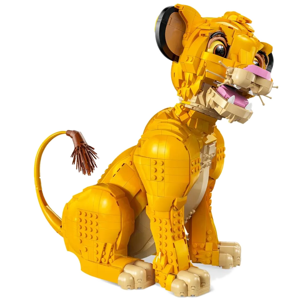 Detalhe do Jovem Simba LEGO 43247: perfil lateral mostrando a juba e a cauda