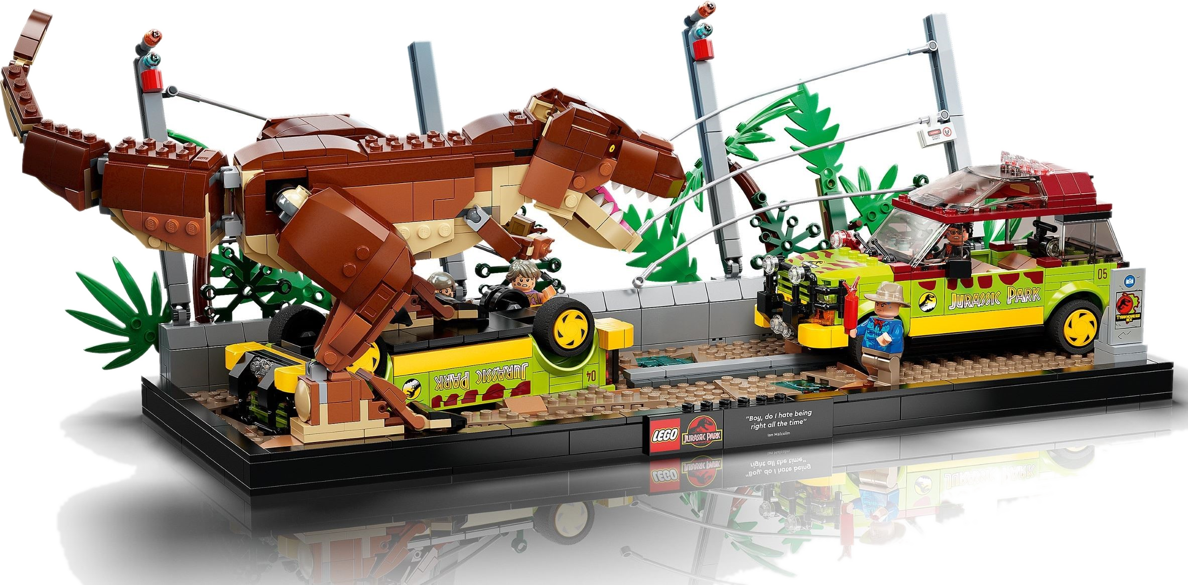 Diorama montado do LEGO Jurassic Park 76956 Fuga do T-Rex: T-Rex articulado, dois Ford Explorers e cerca elétrica caída