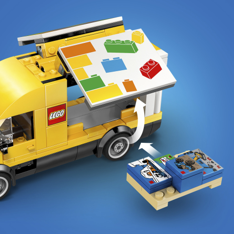 Close-up frontal da van LEGO 60500 com painel-teto removido mostrando tijolos coloridos impressos