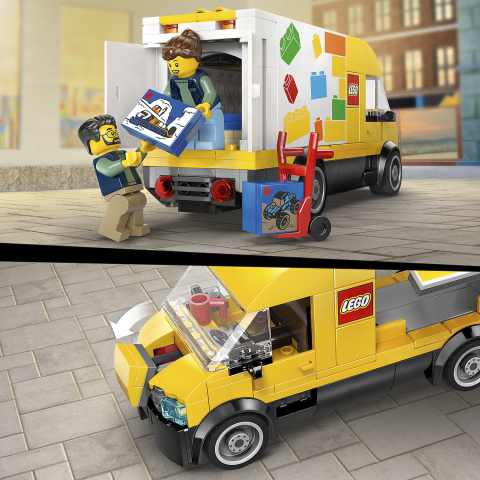 Cena de entrega da van LEGO 60500 com motorista entregando caixa para cliente, e detalhe do capô aberto