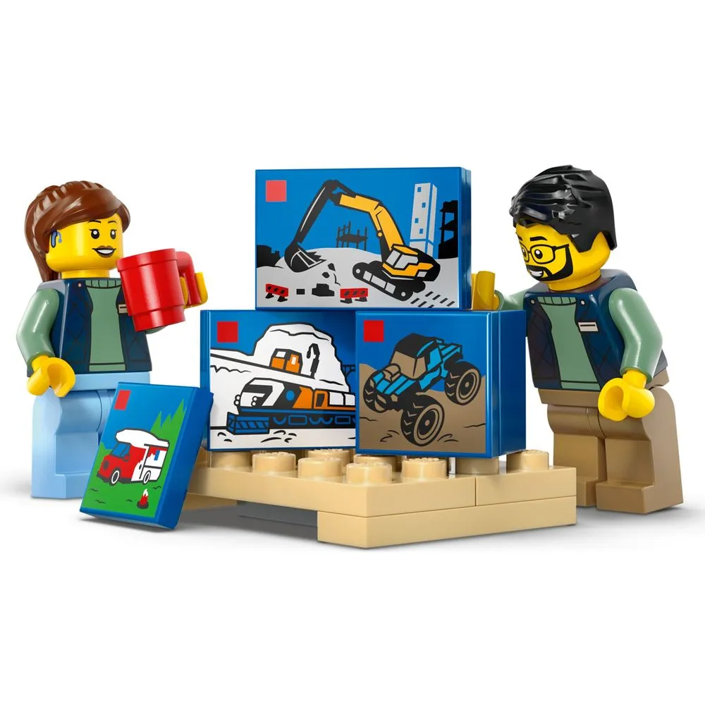 As 2 minifiguras do LEGO 60500 com pilha de mini caixas decoradas com sets City: escavadeira, motoneve e monster truck